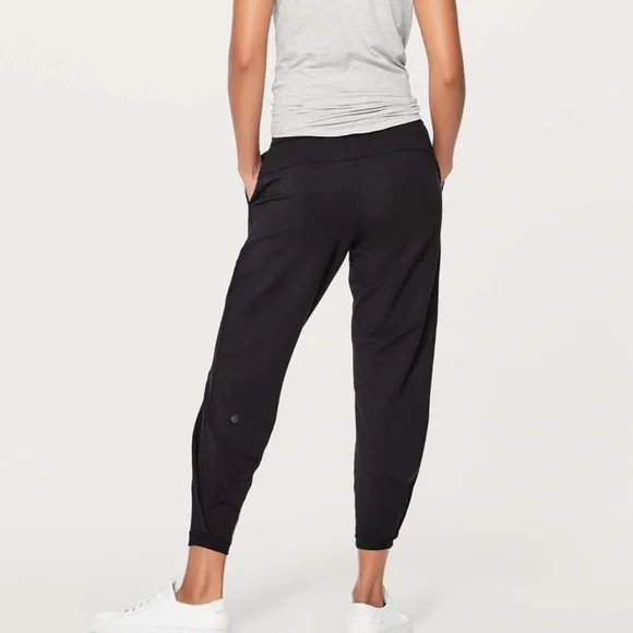 Lululemon Twisted & Tucked Pant 25" Black Size 4 - Picture 2 of 9